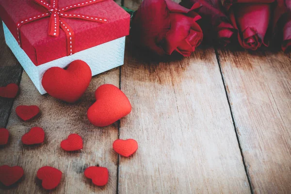 Közelről szív, vörös rózsa és ajándék doboz — Stock Fotó