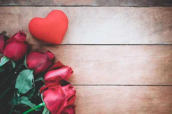 Vörös rózsa és a szív, a fa — Stock Fotó