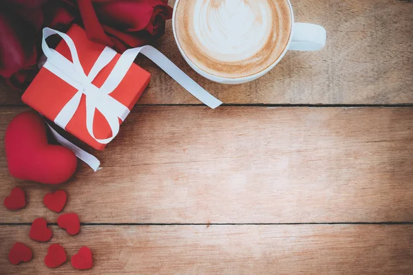 Piros rózsák, szív, ajándék doboz és csésze kávé — Stock Fotó