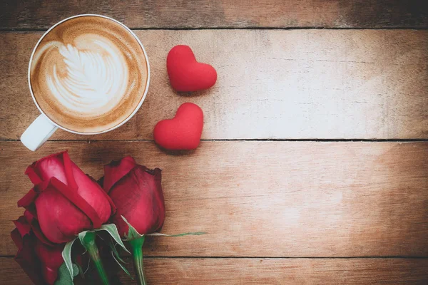 Rote Rose, Herz und Tasse Kaffee — Stockfoto