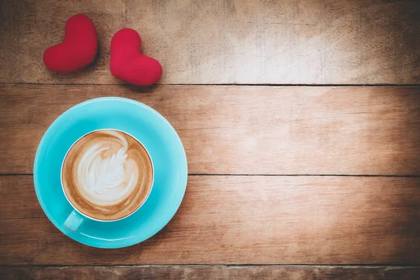 Bildunterschrift: Liebe, Herz und eine Tasse Kaffee — Stockfoto