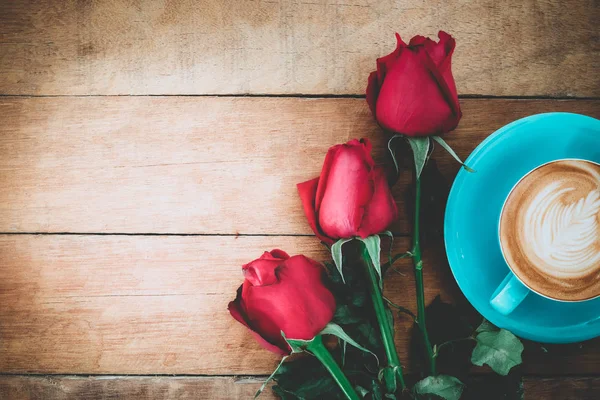 Rote Rose und Tasse Kaffee — Stockfoto