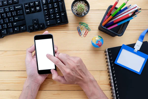 Bussinessman hand met leeg scherm slimme telefoon — Stockfoto