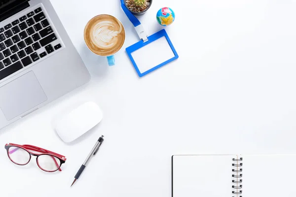 Mesa de escritorio moderna de oficina blanca con anteojos, pluma — Foto de Stock