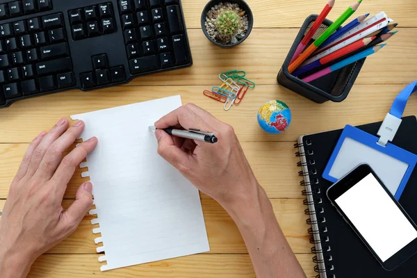 Empresário mãos com papel de escrita caneta — Fotografia de Stock