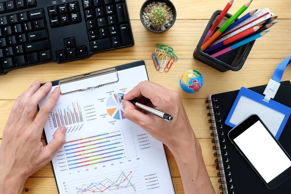 Finansal verilerle çalışma iş adamı eller