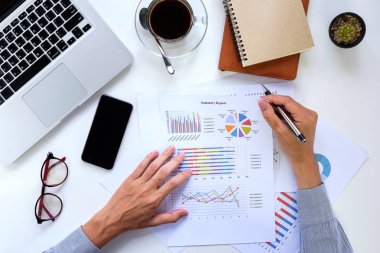 Finansal verilerle çalışma iş adamı eller