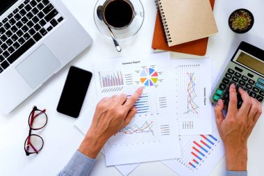 Hesap makinesi ile finansal veriler üzerinde çalışan iş adamı eller 