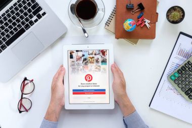 Chiangmai, Tayland -Şub 05, Pinterest app ipad 4. Pinterest salonumuzda tarzı fotoğraf paylaşım sitesi gösteren ekran görüntüsünü tutan 2017:Man el .