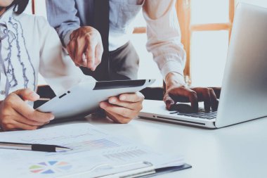 İki arkadaşları veri tartışıyor