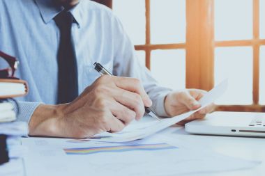 Yatırım çizelgelerini analiz eden işadamı. 