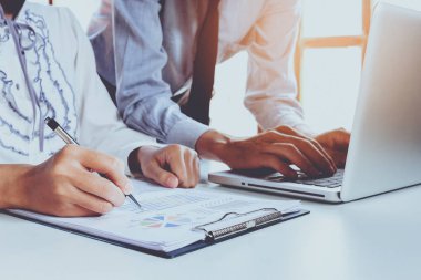 İş takım toplantısı mevcut.