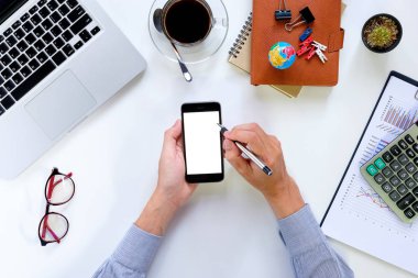 Akıllı telefon ve kalem tutan adam el