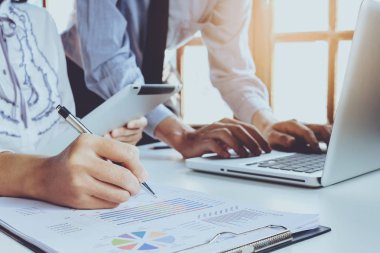 İki arkadaşları veri tartışıyor 