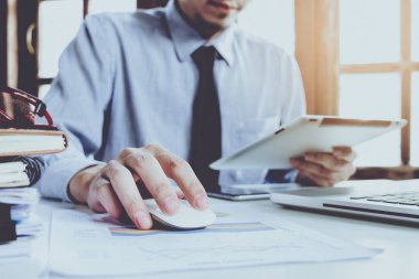 İşadamı el üstünde laptop çalışma