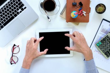 Tablet bilgisayar dokunmadan işadamı el
