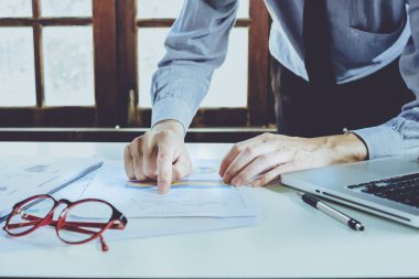 işadamı el ile yeni modern bilgisayar çalışma 