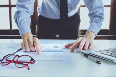 işadamı el ile yeni modern bilgisayar çalışma