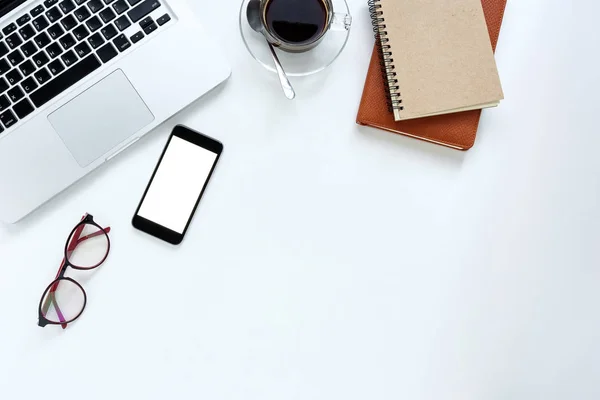 Mesa de escritorio de oficina blanca moderna con computadora portátil — Foto de Stock