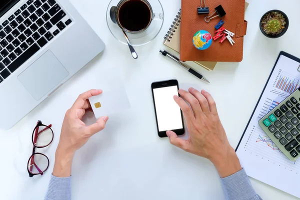 Main de l'homme en utilisant un téléphone intelligent à écran blanc — Photo