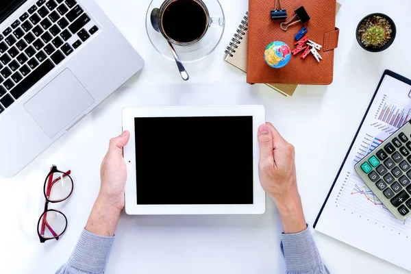 Homem mão segurando tablet computador — Fotografia de Stock