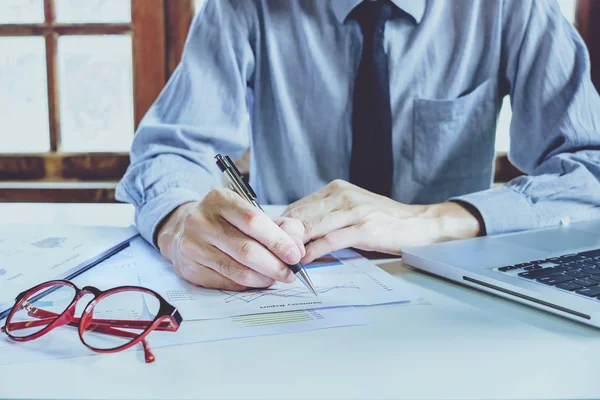 Empresário analisando gráficos de investimento — Fotografia de Stock