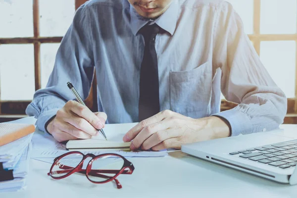 Affärsman händer med penna skriva Notebook — Stockfoto