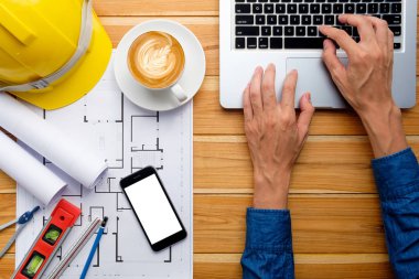 Mühendis adam boş ekran bir smartphone tutan eller