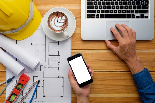 Mühendis adam boş ekran bir smartphone tutan eller