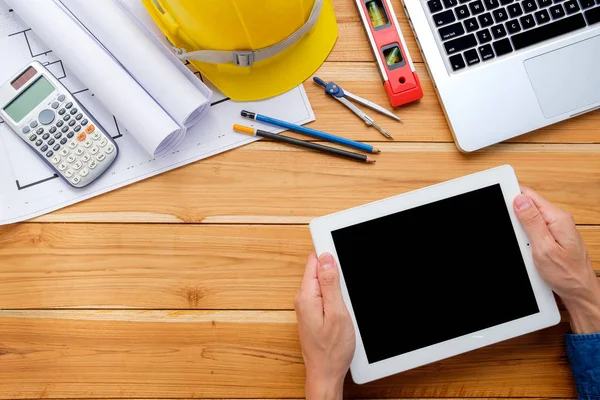 Mühendis adam boş ekran bir smartphone tutan eller