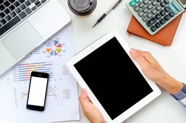 Adam elini tutarak tablet 