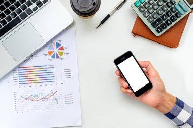 Adam boş ekran bir smartphone tutan eller