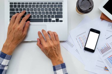 dizüstü bilgisayarda çalışan adam eller iş