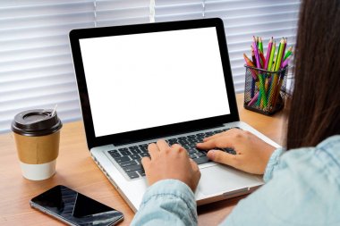 Kadının el dizüstü bilgisayar kullanarak 