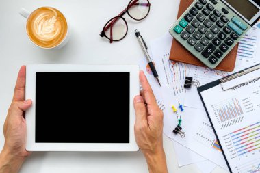 Adam elini tutarak tablet 