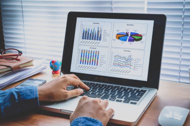 Dizüstü bilgisayarda finansal verilerle çalışma iş kadını. İş alysis ve strateji kavramı kapatın.