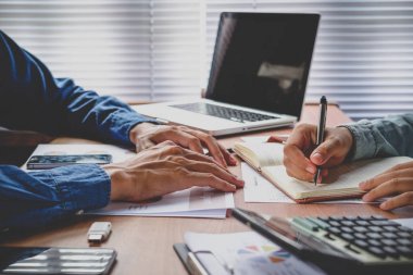 İki arkadaşları görüşmek üzere toplantı