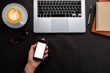 Erkek el ele tutuşan akıllı telefon