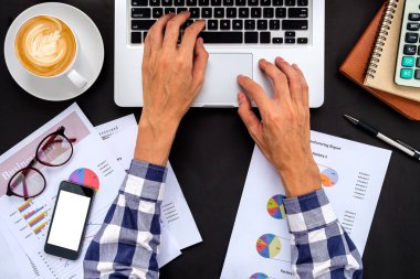 İşadamı el kullanarak ve çalışma