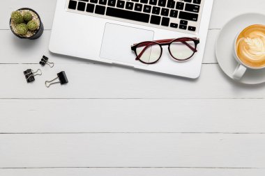 Beyaz ofis resepsiyon masası gözlük ile