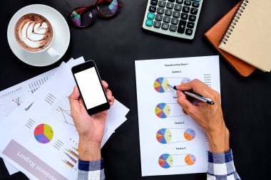 İşletme belgesi üzerinde ofis masaları