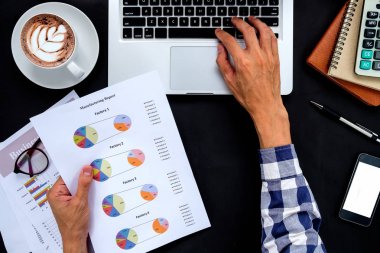 İşletme belgesi üzerinde ofis masaları