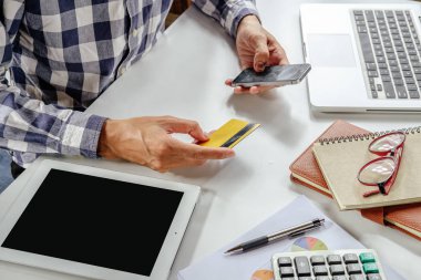 Hipster adam akıllı telefon tutan eller