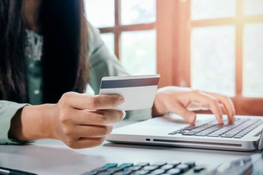 Eller hipster kadın dizüstü tutarak ve online alışveriş için kredi kartı ile. Online alışveriş kavramı.