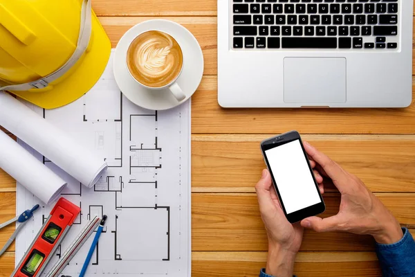 Mühendis adam boş ekran bir smartphone tutan eller