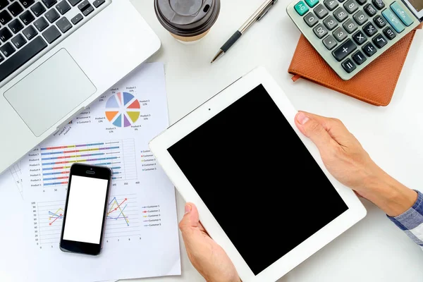 Adam elini tutarak tablet 