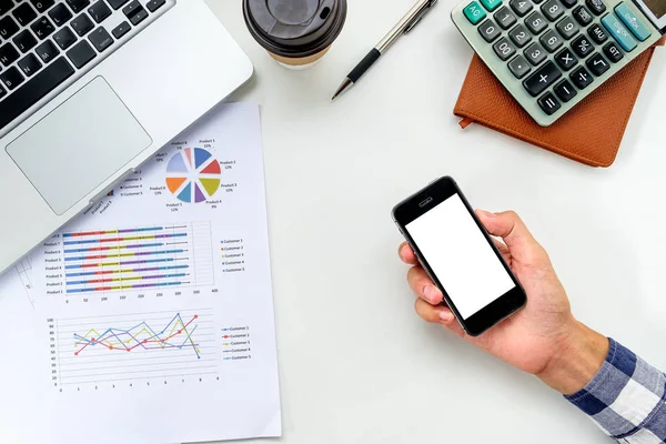 Adam boş ekran bir smartphone tutan eller