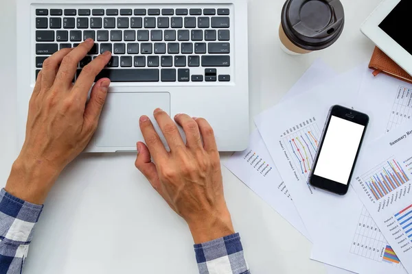 dizüstü bilgisayarda çalışan adam eller iş