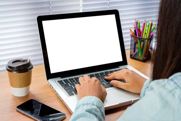 Kadının el dizüstü bilgisayar kullanarak 