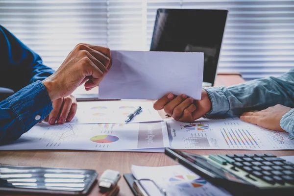 İşadamı vererek istifa mektubu 